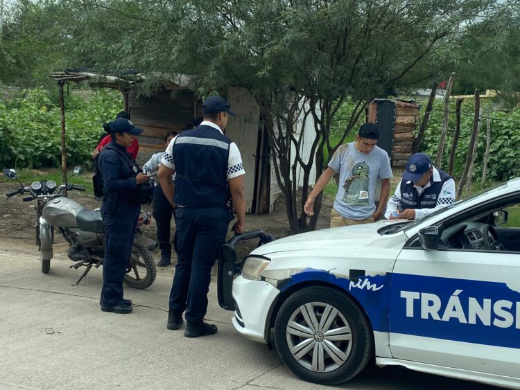 Atropellan a niña al intentar cruzar la calle