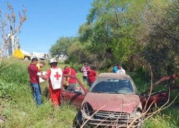 Vuelca auto al salir del libramiento Naciones Unidas; un fracturado