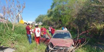 Vuelca auto al salir del libramiento Naciones Unidas; un fracturado