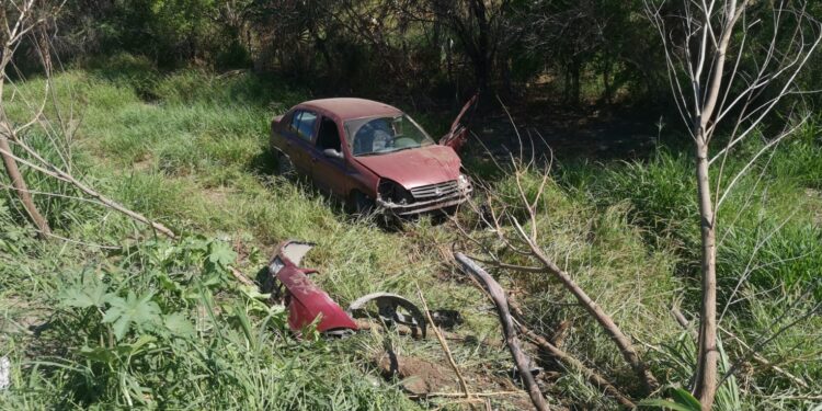 Vuelca auto al salir del libramiento Naciones Unidas; un fracturado