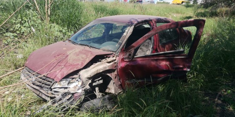 Vuelca auto al salir del libramiento Naciones Unidas; un fracturado