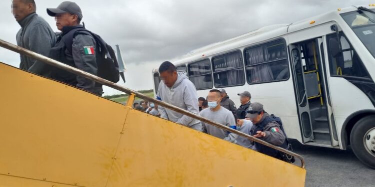 Trasladan a 67 reos de alta peligrosidad a 5 penales federales de México