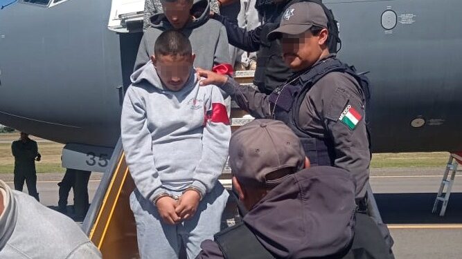 Trasladan a 67 reos de alta peligrosidad a 5 penales federales de México