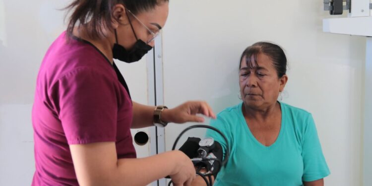 Acercan programas de salud y asistencia a población vulnerable de Victoria