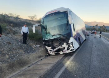 Un herido al chocar autobús contra auto en ruta Victoria-Jaumave