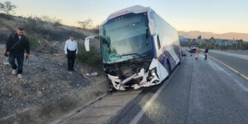 Un herido al chocar autobús contra auto en ruta Victoria-Jaumave