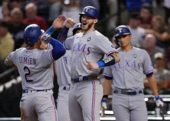 Rangers vence 11-7 a los D’Backs y está a un juego de ganar la Serie Mundial