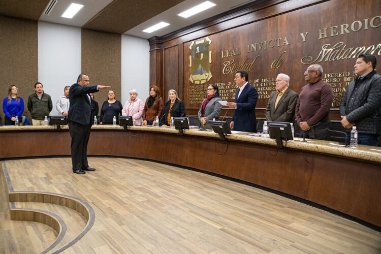 Toma Mario López, protesta a Ángel Benito Gómez, en sexta regiduría de Matamoros