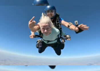 Anciana  de 104 años salta en paracaídas y rompe récord
