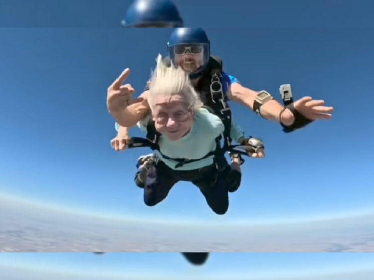 Anciana de 104 años salta en paracaídas y rompe récord