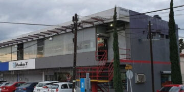 Muere joven de 17 años afuera de un gym; tomó agua y se desvaneció