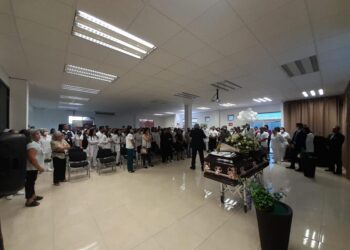 Rinden homenaje a familia de médicos fallecidos en desplome de Iglesia