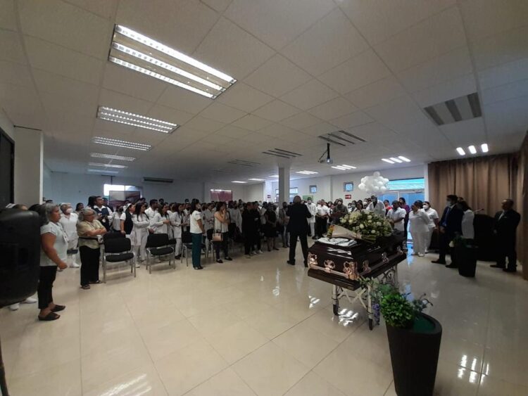 Rinden homenaje a familia de médicos fallecidos en desplome de Iglesia