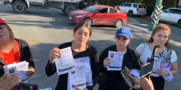 Familiares de desaparecidos cierran vialidad frente a Casa de Gobierno