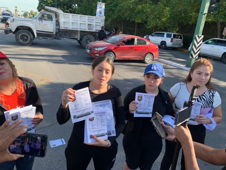 Familiares de desaparecidos cierran vialidad frente a Casa de Gobierno