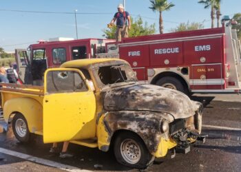 Se incendia camioneta de colección Chevrolet modelo 1950