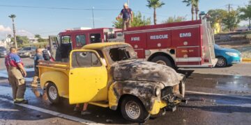 Se incendia camioneta de colección Chevrolet modelo 1950