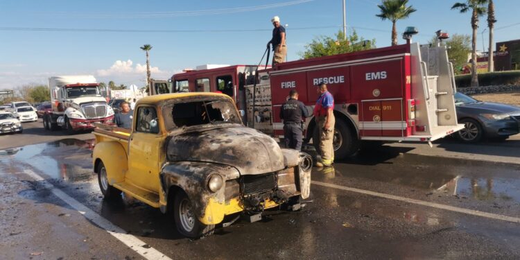 Se incendia camioneta de colección Chevrolet modelo 1950