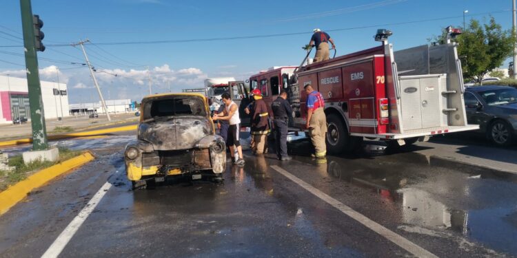 Se incendia camioneta de colección Chevrolet modelo 1950