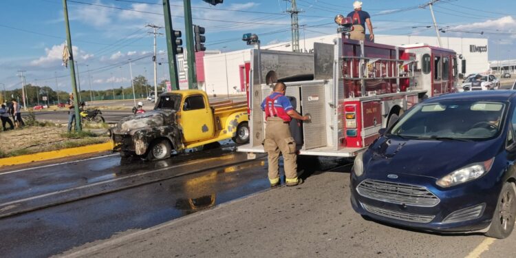 Se incendia camioneta de colección Chevrolet modelo 1950