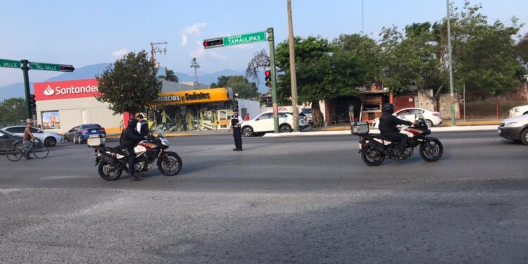 Bloquean vialidad frente a Casa de Gobierno familiares de joven desaparecido