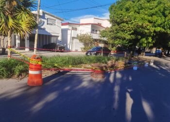Se forma socavón sobre calle Michoacán