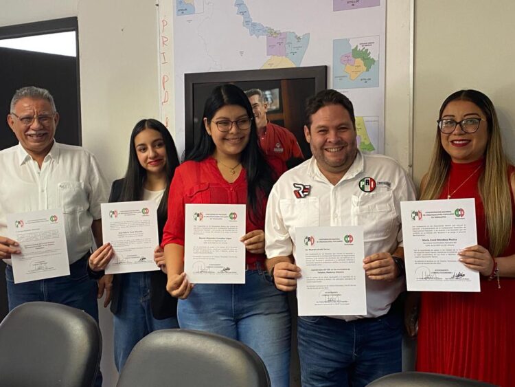 Entrega Carlos Solís, dirigente del PRI nombramientos en la CNOP