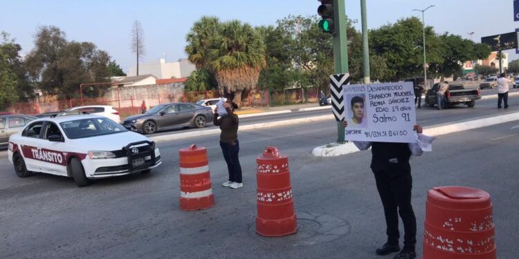 Bloquean vialidad frente a Casa de Gobierno familiares de joven desaparecido