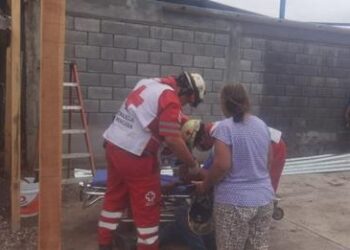 Aironazo tumba a empleado de escalera y se lesiona