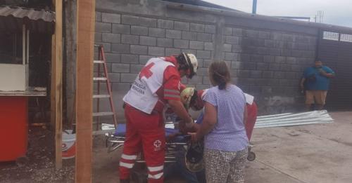 Aironazo tumba a empleado de escalera y se lesiona