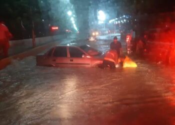 Protección Civil auxilió a 9 automovilistas, tras inundaciones por lluvia nocturna