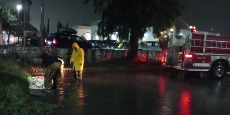 Protección Civil auxilió a 9 automovilistas, tras inundaciones por lluvia nocturna