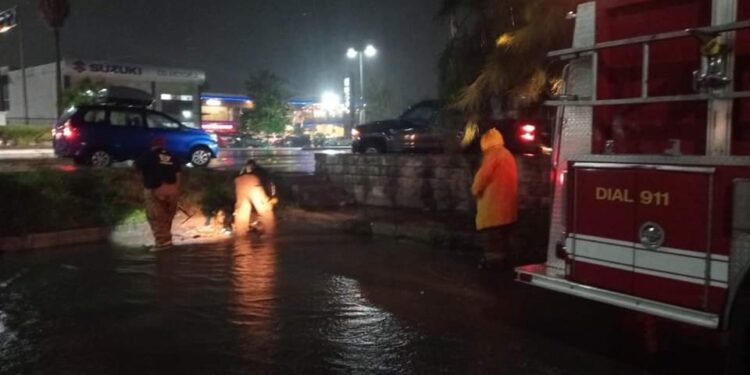 Protección Civil auxilió a 9 automovilistas, tras inundaciones por lluvia nocturna