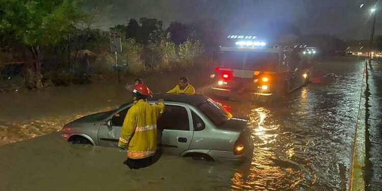 Protección Civil auxilió a 9 automovilistas, tras inundaciones por lluvia nocturna