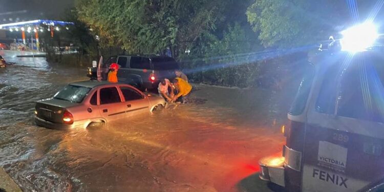 Protección Civil auxilió a 9 automovilistas, tras inundaciones por lluvia nocturna