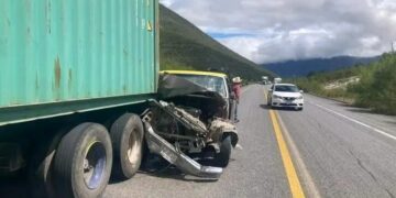 Jornalero se salva de morir al estrellar su camioneta con tráiler