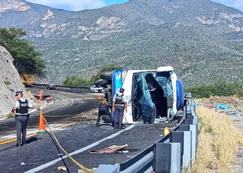 Vuelca autobús con migrantes en Oaxaca; 18 muertos y 27 heridos