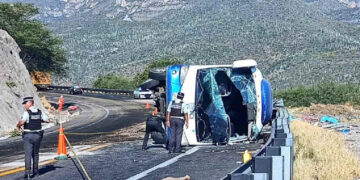 Vuelca autobús con migrantes en Oaxaca; 18 muertos y 27 heridos