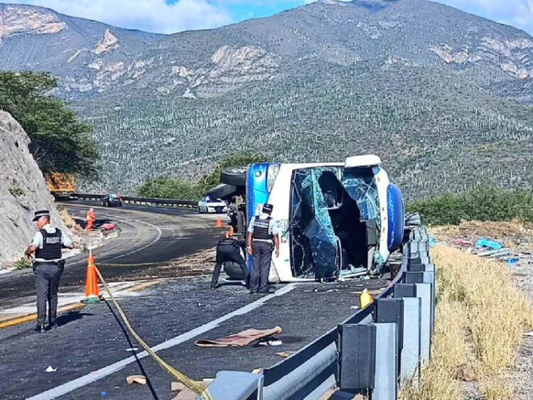 Vuelca autobús con migrantes en Oaxaca; 18 muertos y 27 heridos