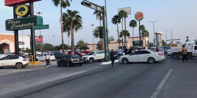 Bloquean vialidad frente a Casa de Gobierno familiares de joven desaparecido