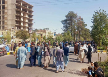 Sismo de magnitud 6.3 sacude Afganistán; deja al menos 120 muertos