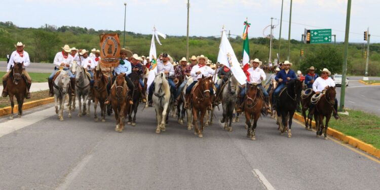 Cabalgan 300 jinetes en las fiestas del 273 aniversario de Cd. Victoria, Tamaulipas