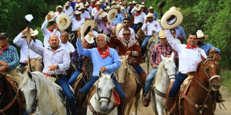 Cabalgan 300 jinetes en las fiestas del 273 aniversario de Cd. Victoria, Tamaulipas