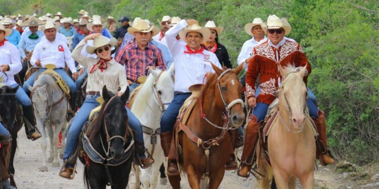 Cabalgan 300 jinetes en las fiestas del 273 aniversario de Cd. Victoria, Tamaulipas