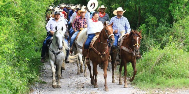 Cabalgan 300 jinetes en las fiestas del 273 aniversario de Cd. Victoria, Tamaulipas