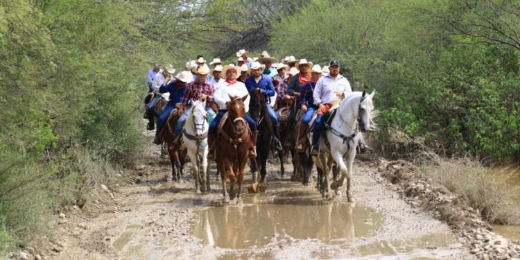 Cabalgan 300 jinetes en las fiestas del 273 aniversario de Cd. Victoria, Tamaulipas