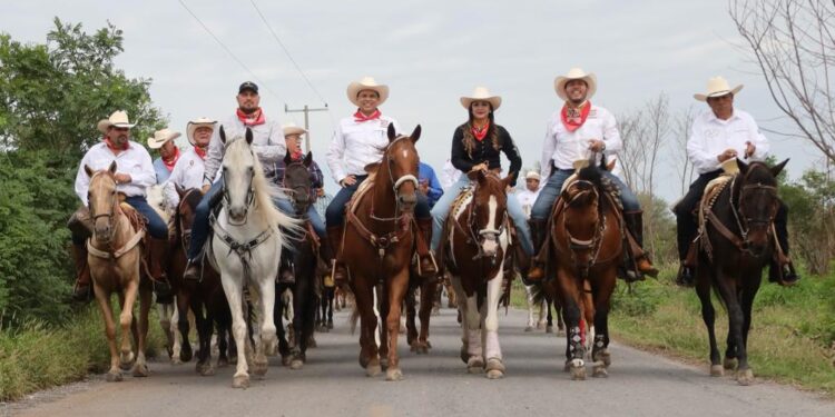 Cabalgan 300 jinetes en las fiestas del 273 aniversario de Cd. Victoria, Tamaulipas