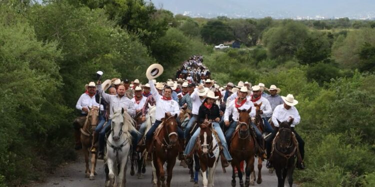 Cabalgan 300 jinetes en las fiestas del 273 aniversario de Cd. Victoria, Tamaulipas