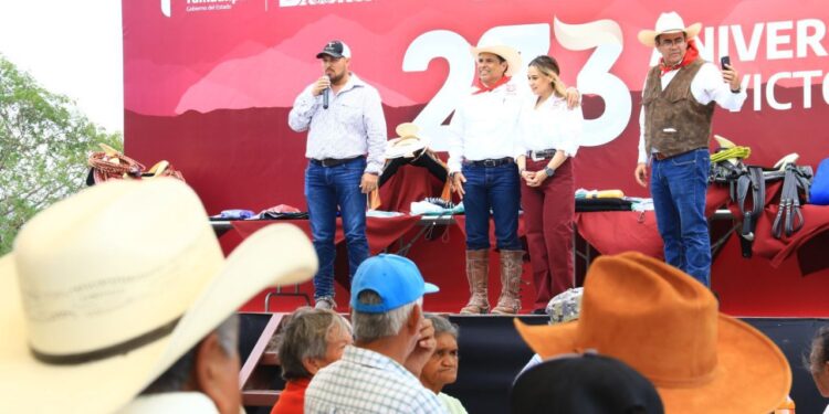 Cabalgan 300 jinetes en las fiestas del 273 aniversario de Cd. Victoria, Tamaulipas