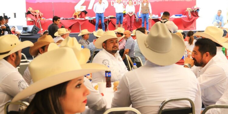 Cabalgan 300 jinetes en las fiestas del 273 aniversario de Cd. Victoria, Tamaulipas
